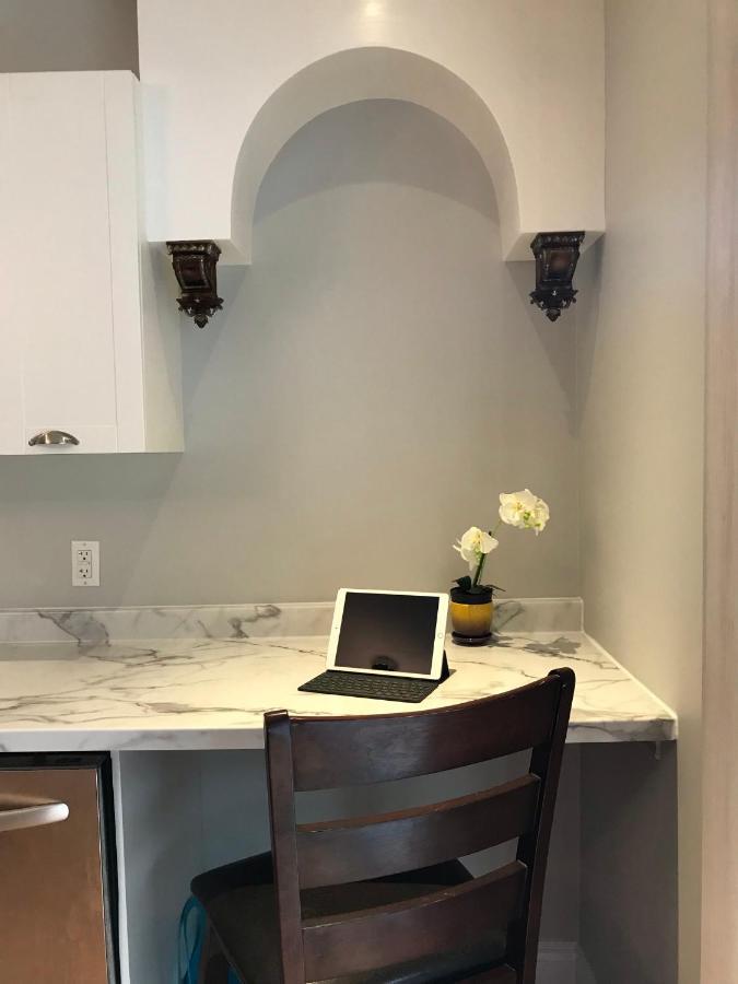 Ottawa Downtown Executive Apartment Retreat With Private Balcony Near Bank Street - Sleep Max 2 외부 사진