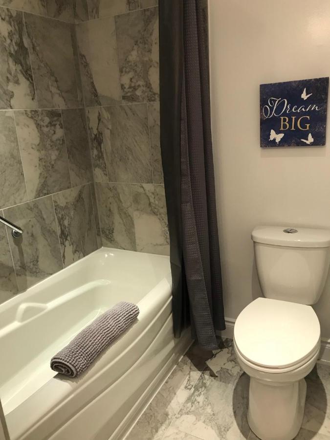 Ottawa Downtown Executive Apartment Retreat With Private Balcony Near Bank Street - Sleep Max 2 외부 사진